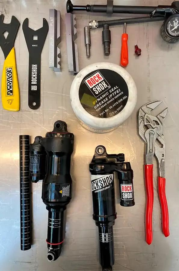 Herramientas y shock Rockshox durante un servicio de suspensión