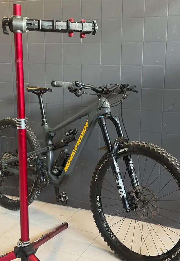 Bicicleta de montaña en caballete en el taller de Traildog