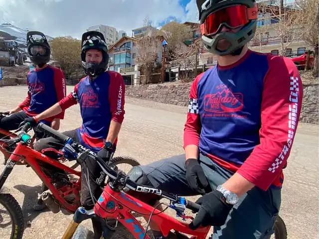 Equipo Traildog MTB, ciclistas de montaña con la tenida del taller