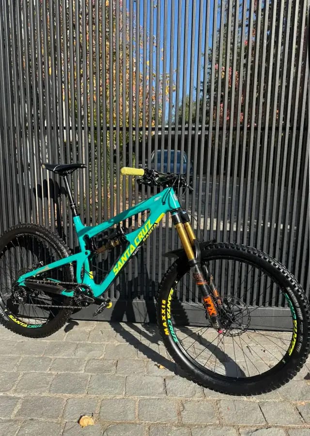 Bicicleta Santa Cruz turquesa con suspensión Fox lista tras su servicio