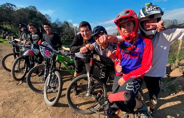 Grupo de ciclistas del equipo Traildog MTB en un sendero
